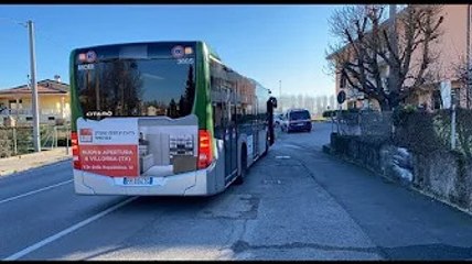 Prova a sorpassare il bus ma si schianta contro un cartello ferita una 21enne