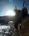 Fransa'da film yapımcısı köpeğiyle yamaç paraşütü yaptı