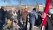 Convois de la liberté - Malgré les très importants moyens policiers mis en en place, des dizaines de manifestants sont sur les Champs Elysées