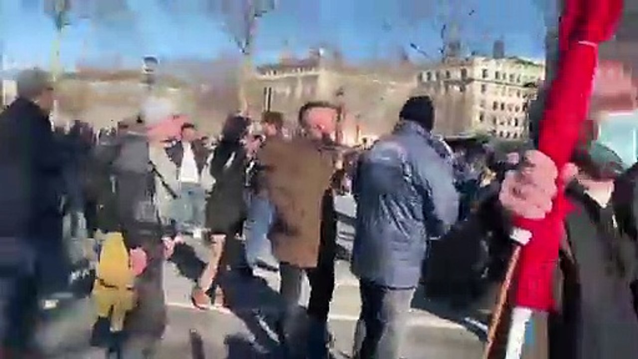 Convois de la liberté - Malgré les très importants moyens policiers mis en en place, des dizaines de manifestants sont sur les Champs Elysées