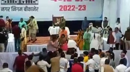 कांग्रेस पार्षदों ने लहराए काले झंडे, खींचे माइक के तार