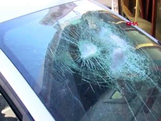 Kaza yaptığı arabasını beyzbol sopasıyla parçaladı!