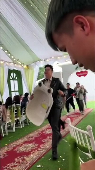 Clip: Hội bạn lầy lội tặng cô dâu chú rể loạt quà cưới toàn mâm, chổi, xô, chậu,...