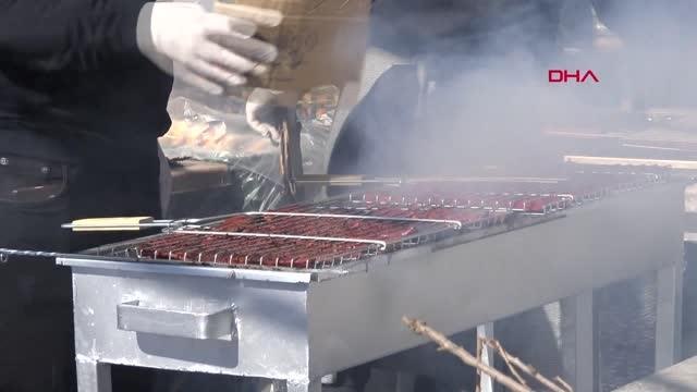 'SUCUK GÜNÜ' ETKİNLİĞİNDE 6 BİN KİŞİYE EKMEK ARASI SUCUK DAĞITILDI