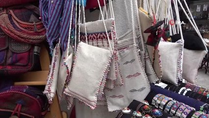 Turistlerin ilgi odağı "keten işlemeler"