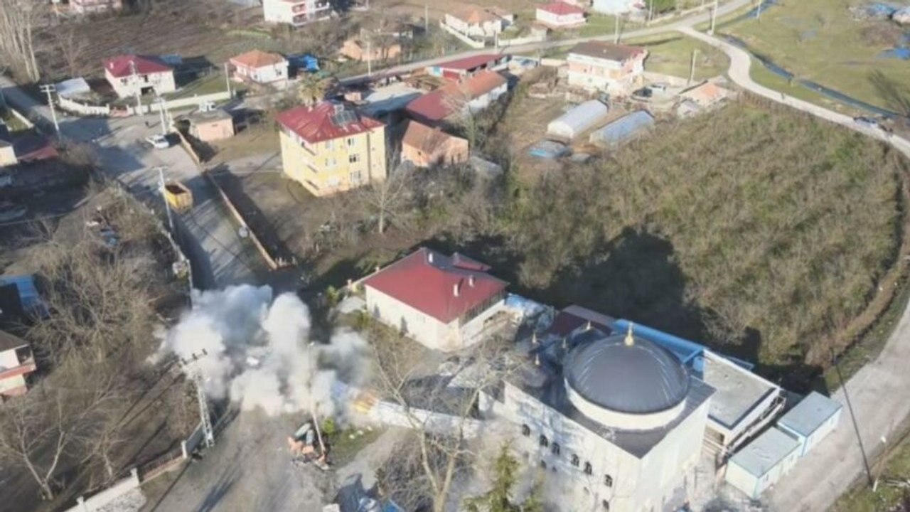 Samsun’daki riskli minare vinçle yıkıldı