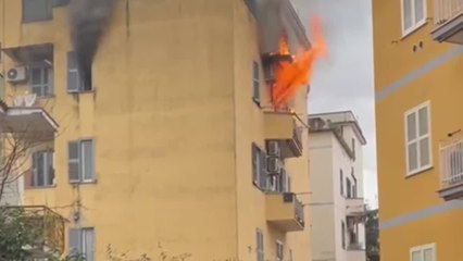 Download Video: Roma, paura nella periferia est: fiamme divorano un appartamento a Tor Sapienza