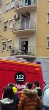 Huéspedes saltan por la ventana por un incendio en un hotel