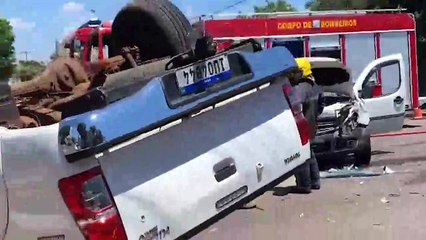 Caminhonete capota após colisão com Fiorino no Bairro São Cristóvão