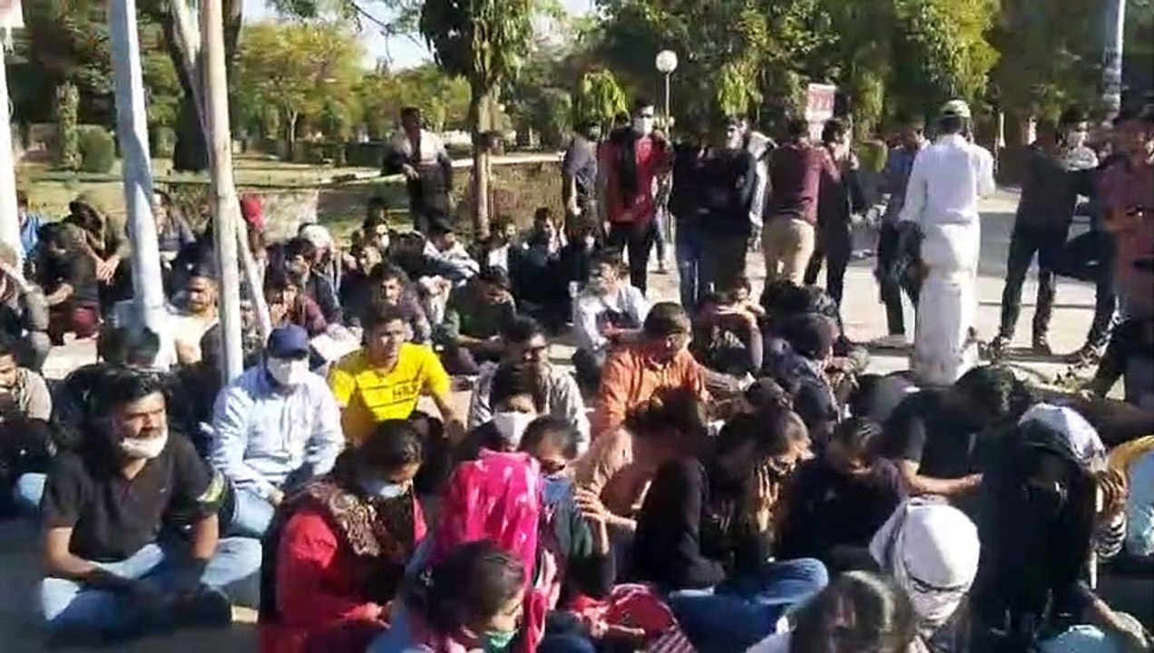 RAS Main Exam की तिथि बढ़ाने की मांग, Universityमें धरने पर बैठे अभ्यर्थी