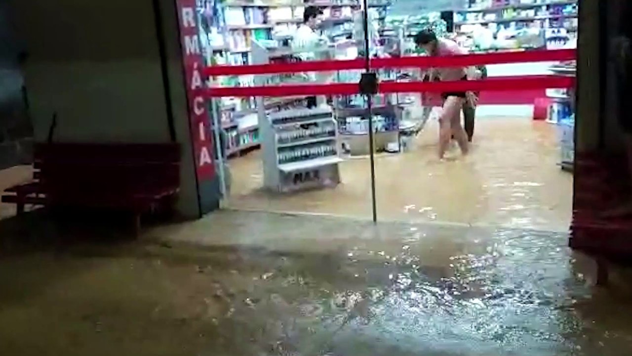 Alagamento cobre ruas e invade lojas em Santa Maria de Jetibá