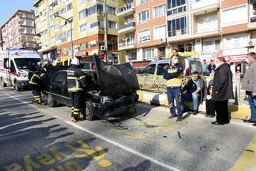 YAYALARA YOL VERMEK İÇİN DURAN OTOMOBİLE ARKADAN GELEN ARAÇ ÇARPTI: 2 YARALI