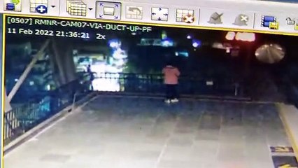 प्रेमी से मोबाइल पर बात करते हुए युवती 70 फीट ऊंचाई से कूदी, मौत, देखें  वीडियो