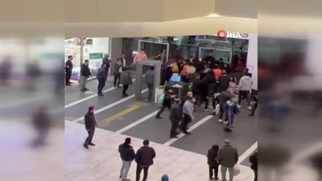 AVM'de yumruk yumruğa kavga cep telefonu kamerasına yansıdı
