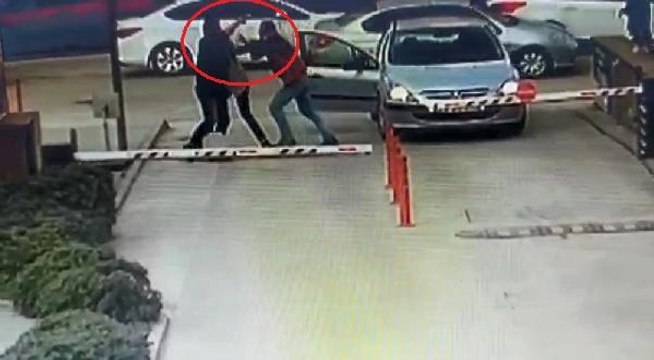 Polis memuru, boşanma aşamasındaki eşini öldürdü, 2 kişiyi de yaraladı; o anlar kamerada - 2