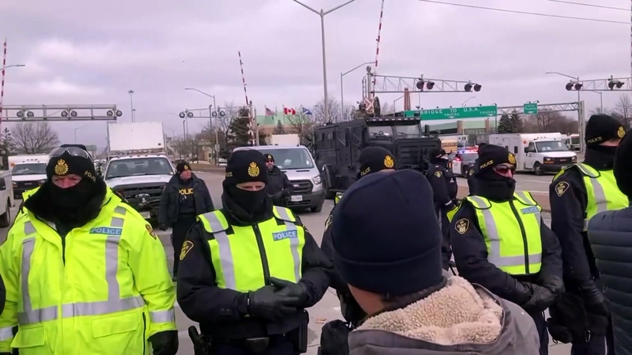 Corona-Trucker in Kanada: Polizei räumt blockierte Brücke zur USA