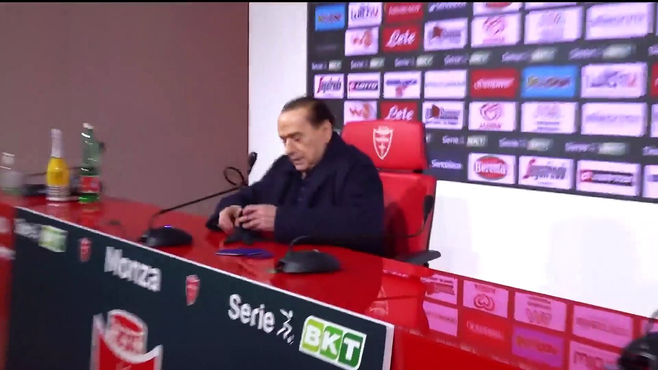 Calcio, il giornalista chiede a Berlusconi del Milan e crolla la vetrata della sala stampa