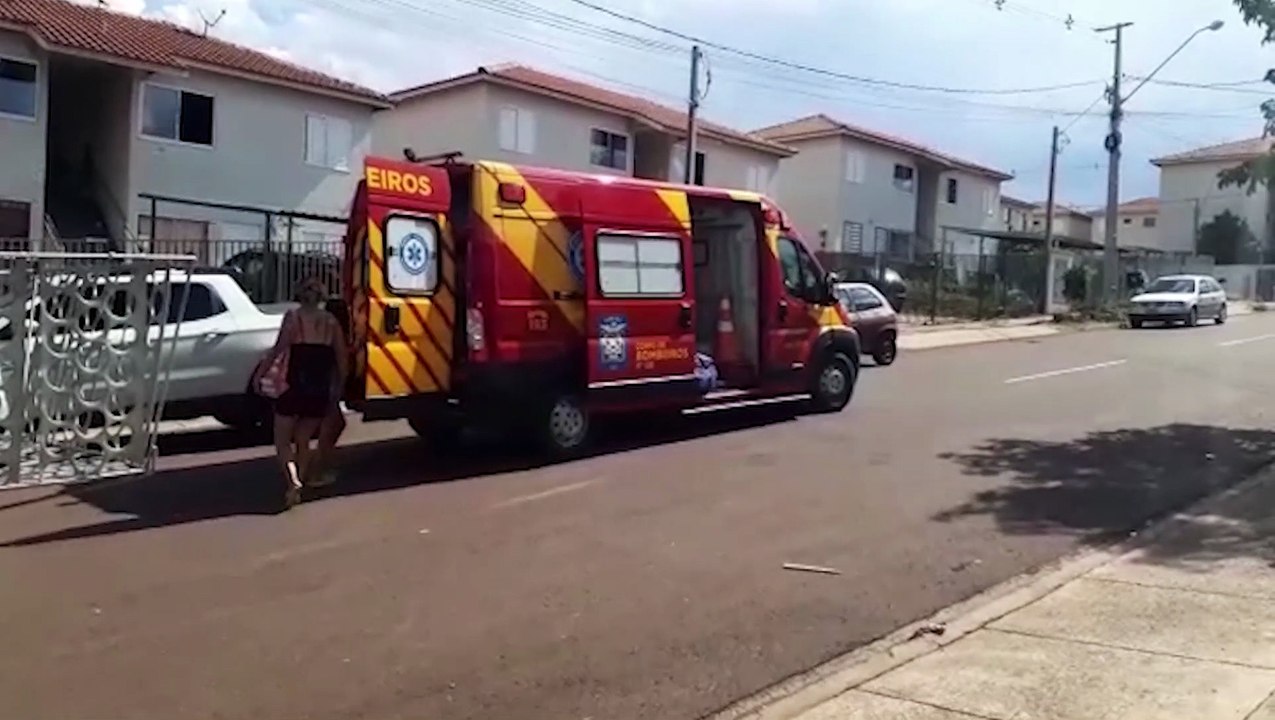 Portão cai em cima de três pessoas no Conjunto Riviera e uma delas tem lesão grave