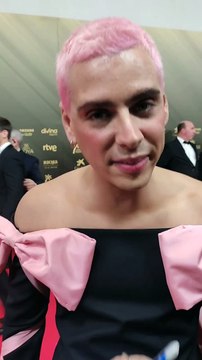 Edu Casanova, en la alfombra roja de los premios Goya 2022, desea todos los premios para Almodóvar