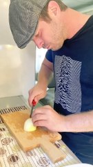 Kıvanç Tatlıtuğ ocağın başına geçti 'Menemen soğanlı mı olur, soğansız mı?' tartışmasına videolu yanıt verdi