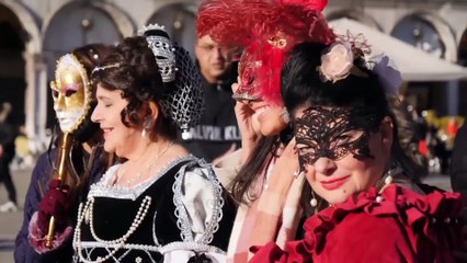 Le maschere invadono Venezia per il Carnevale del futuro