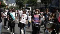 Venezuelanos vão às ruas
