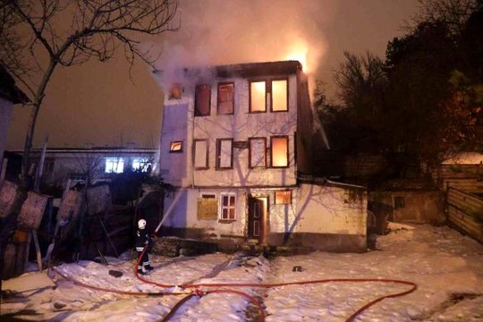 3 katlı ahşap bina alev alev yandı