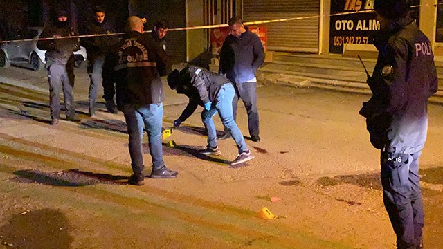 Tartıştıkları şahsı hem silahla vurdular hem de bıçakladılar