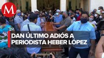 Entre aplausos y gritos de justicia, sepultan a Heber López, periodista asesinado en Oaxaca