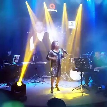 Đặc sản quen thuộc của Siu Black khi biểu diễn: quăng micro từ nay sang tới kia, đến giờ vẫn chưa có hậu bối