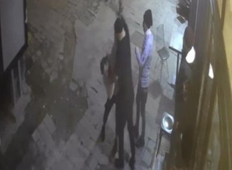 Son dakika haberi! Beyoğlu'nda oyuncu Bahadır Ünlü'nün müşterisini darp ettiği yeni görüntüler kamerada