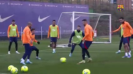 Espectacular detalle técnico de Alves en el rondo / FCB