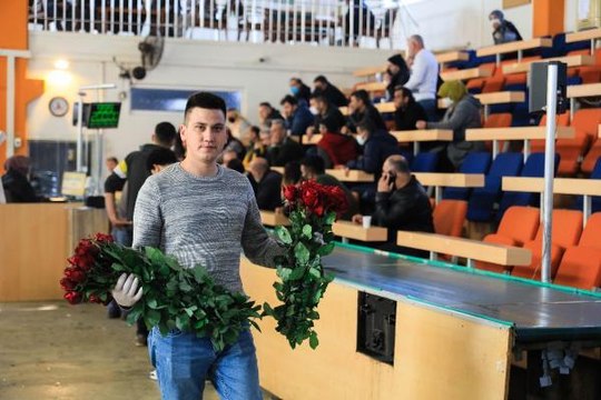 MEZATTA SEVGİLİLER GÜNÜ ÇİÇEKLERİNİ ALMAK İÇİN YARIŞTILAR