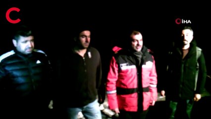 Balıklara yem veren 3 arkadaş buzlar çözülünce barajın ortasında mahsur kaldı