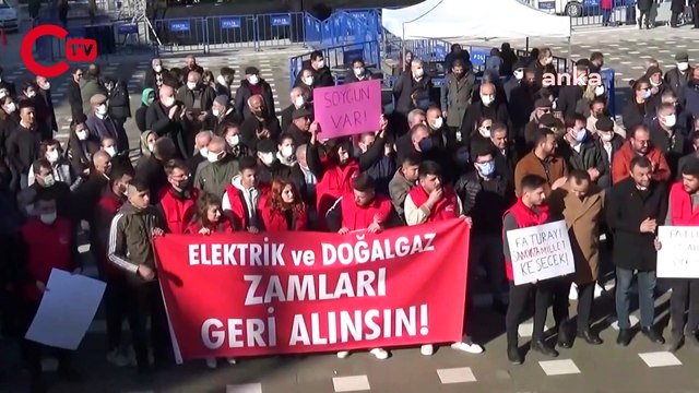 CHP'li gençler elektrik zamlarını fatura yakarak protesto etti