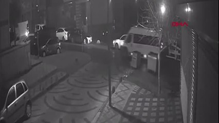 BAĞCILAR'DA MİNİBÜSÜN HAREKETE GEÇİRDİĞİ ÇÖP KONTEYNERİ OTOMOBİLE BÖYLE ÇARPTI