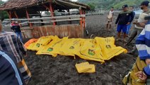 Endonezya'da dini ritüel sırasında devasa dalgalara kapılan 11 kişi feci şekilde can verdi