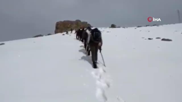 Yüksekova'nın karlı dağlarında 10 kilometrelik yürüyüş gerçekleştirdiler