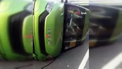 Şişli'de yolcu minibüsünün devrildiği kaza kamerada:!
