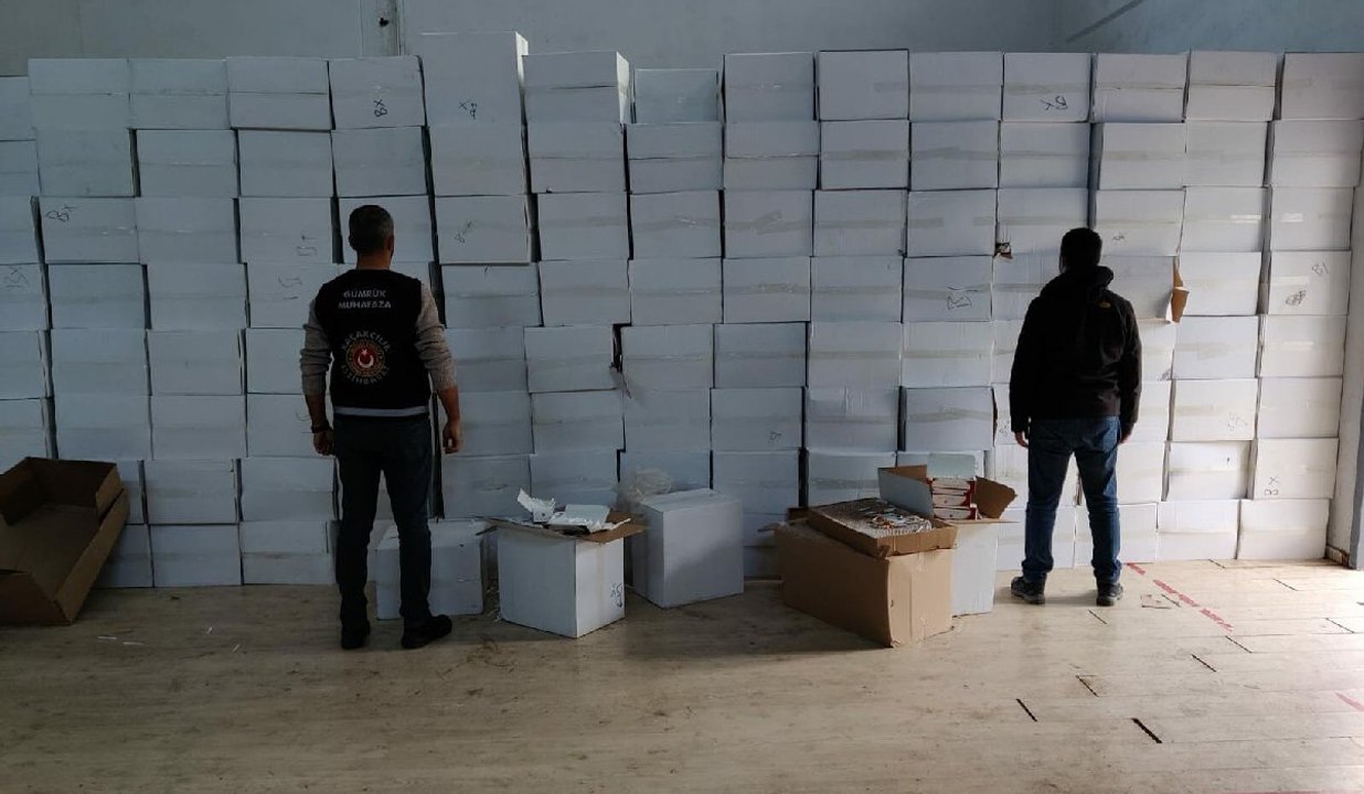 İzmir’de dev operasyon! 1 milyon 472 bin adet kaçak sigara