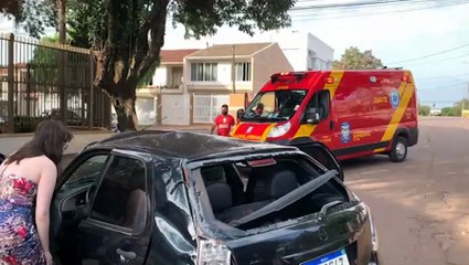 Saindo do trabalho, jovem se envolve em grave acidente de trânsito; Carro fica destruído