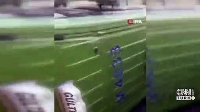 Minibüsünün devrildiği kaza kamerada: Kaldırımdaki adam korkuyla yere düştü