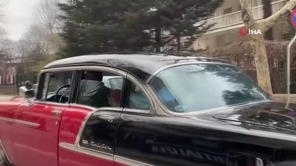 Kadıköy'de çiftler, yarım asırlık klasik araçlarla "Sevgi Konvoyu" oluşturdu