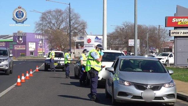 Police enforcing stay at home orders in Dubbo - August 2021 - ACM