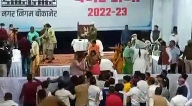 सदन में ‘हाईवोल्टेज’ ड्रामा, माइक खींचा, काले झंडे लहराए, देखें video