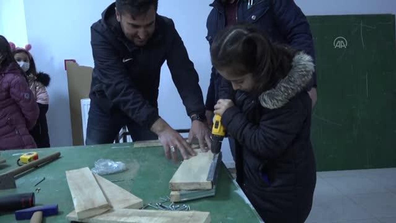 Öğrenciler aileleriyle kızak yapıp, karda kaymanın keyfini yaşadı