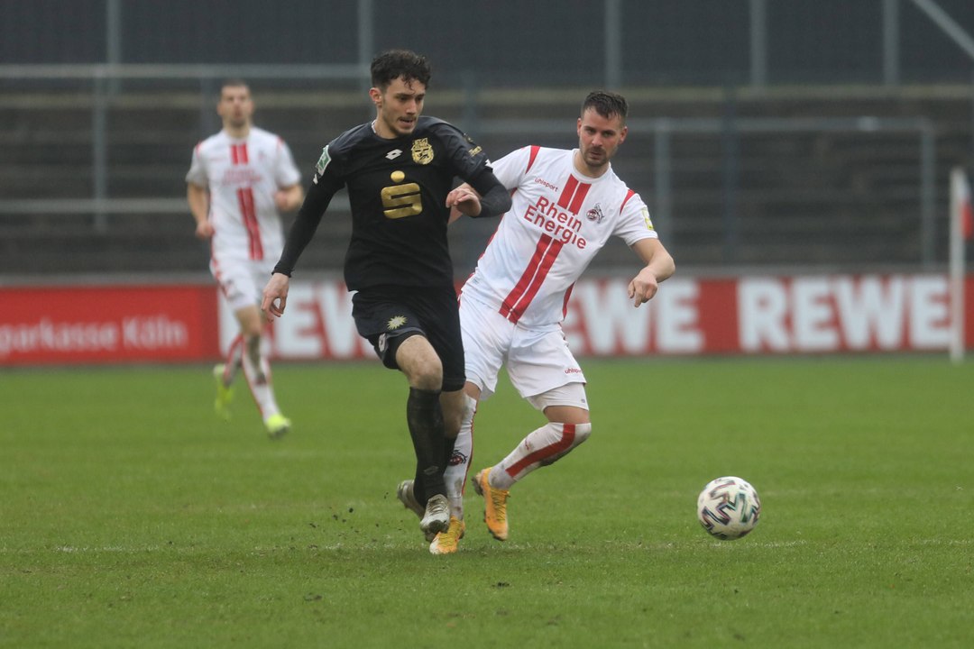 Karnevalsderby in Bonn: 1. FC Köln II in Feierlaune