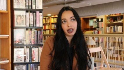 Una joven artista convierte el dinero en obras de arte