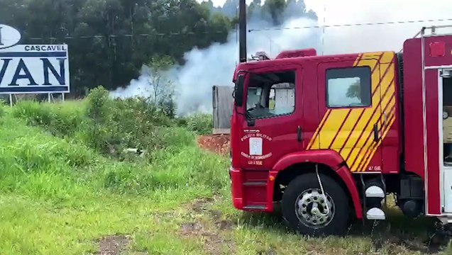 Bombeiros combatem incêndio em vegetação às margens da BR-277