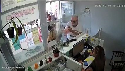 Video: el presidente de la Liga Argentina por los DDHH golpeó a una empleada de la terminal de Santa Clara enojado por la demora de un micro